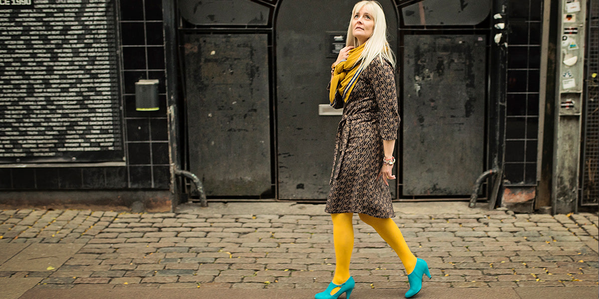 Dagens outfit | Glad i retro glimmer-kjole med sennepsgule accessories