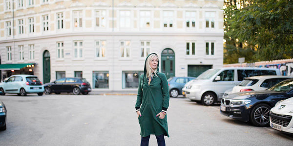 Dagens outfit | Sporty & sofistikeret hverdags look med skøn hætte-kjole