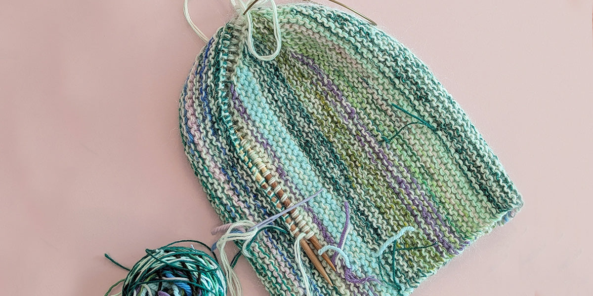 Sådan strikker du en hue i retstrik frem og tilbage med vendepinde.