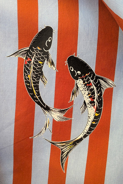 Customized stribet Koi skjorte